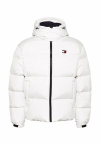 Giacca isotermica bianca con colletto alto, zip frontale e dettagli neri. Design trapuntato con sezioni imbottite e un logo sul petto.