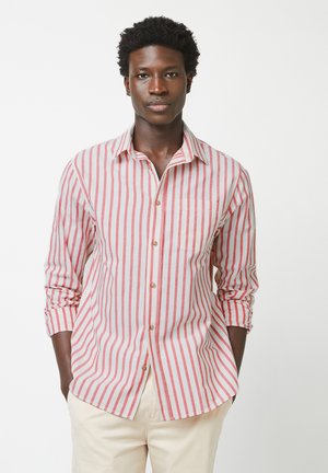 Rot-weiß gestreiftes Langarmhemd mit Button-Down-Kragen und einer Brusttasche, aus leichtem Stoff mit glatter Textur.