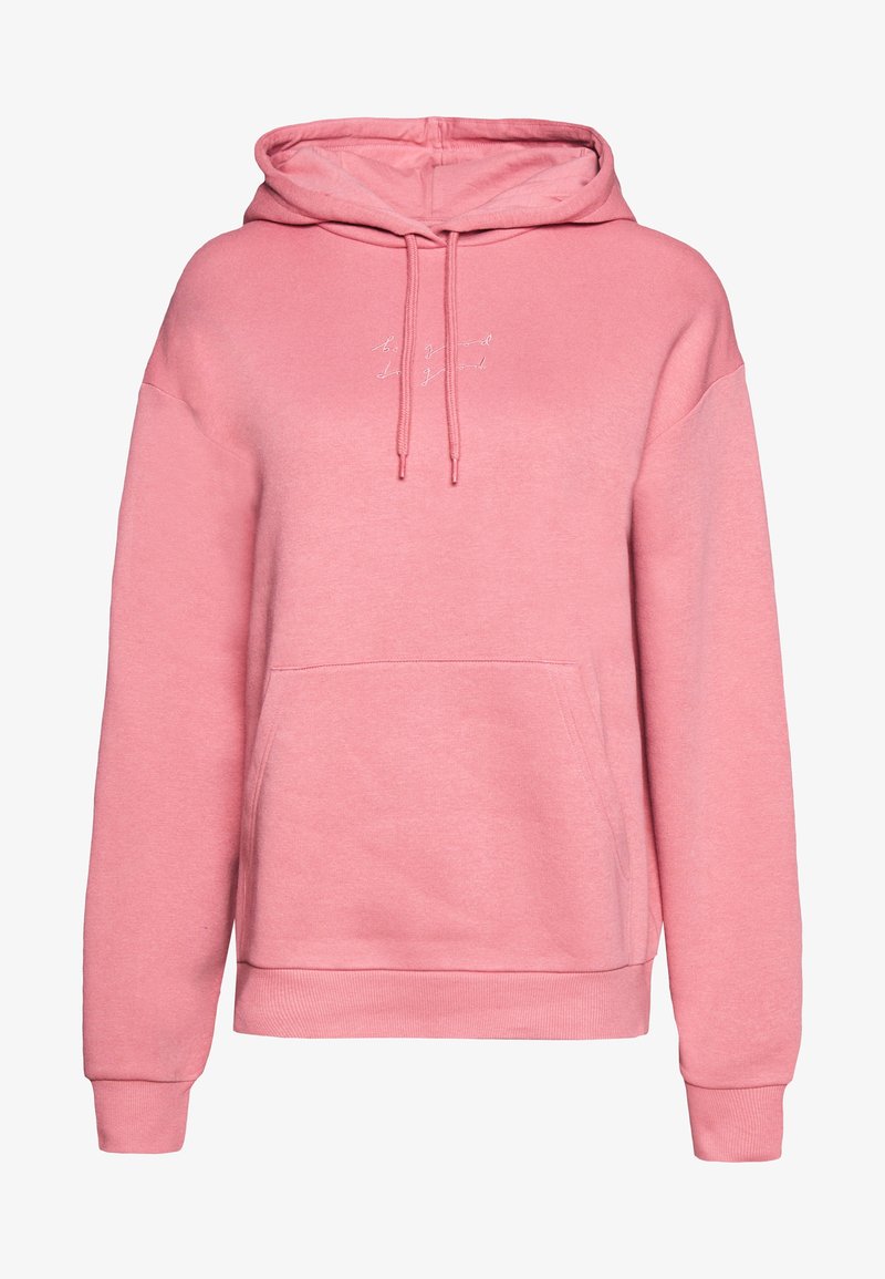 Růžová mikina s kapucí a přední kapsou, vyrobená z měkké látky. Má šňůrky na stažení a vyšitý text na hrudi. Klasický střih.