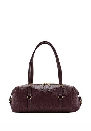 Sac à main en cuir marron foncé texturé avec deux longues anses, fermeture éclair dorée et accents d'anneaux dorés sur fond blanc.