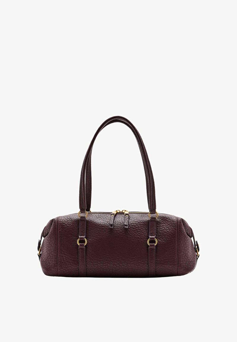 Sac à main en cuir marron foncé texturé avec deux longues anses, fermeture éclair dorée et accents d'anneaux dorés sur fond blanc.