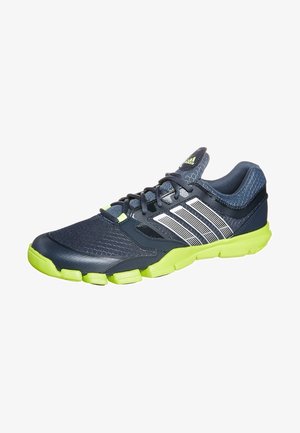 Ciemnoniebieski sneaker Adidas z białymi paskami i neonowozieloną podeszwą, wykonany z siateczkowego materiału i zawiązywany na sznurówki.