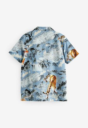 Korte mouw shirt in een lichtblauwe stof met een tijgerpatroon, met bomen en golven in contrasterend zwart en wit.