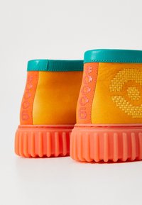 Clarks TORHILLEXPLORE POKÈMON UNISEX - Igapäevased paeltega jalatsid - orange