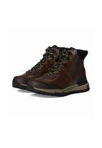 Bottes en cuir marron avec une surface texturée, dotées de lacets verts, d'un talon rembourré et d'une semelle robuste pour une meilleure adhérence.