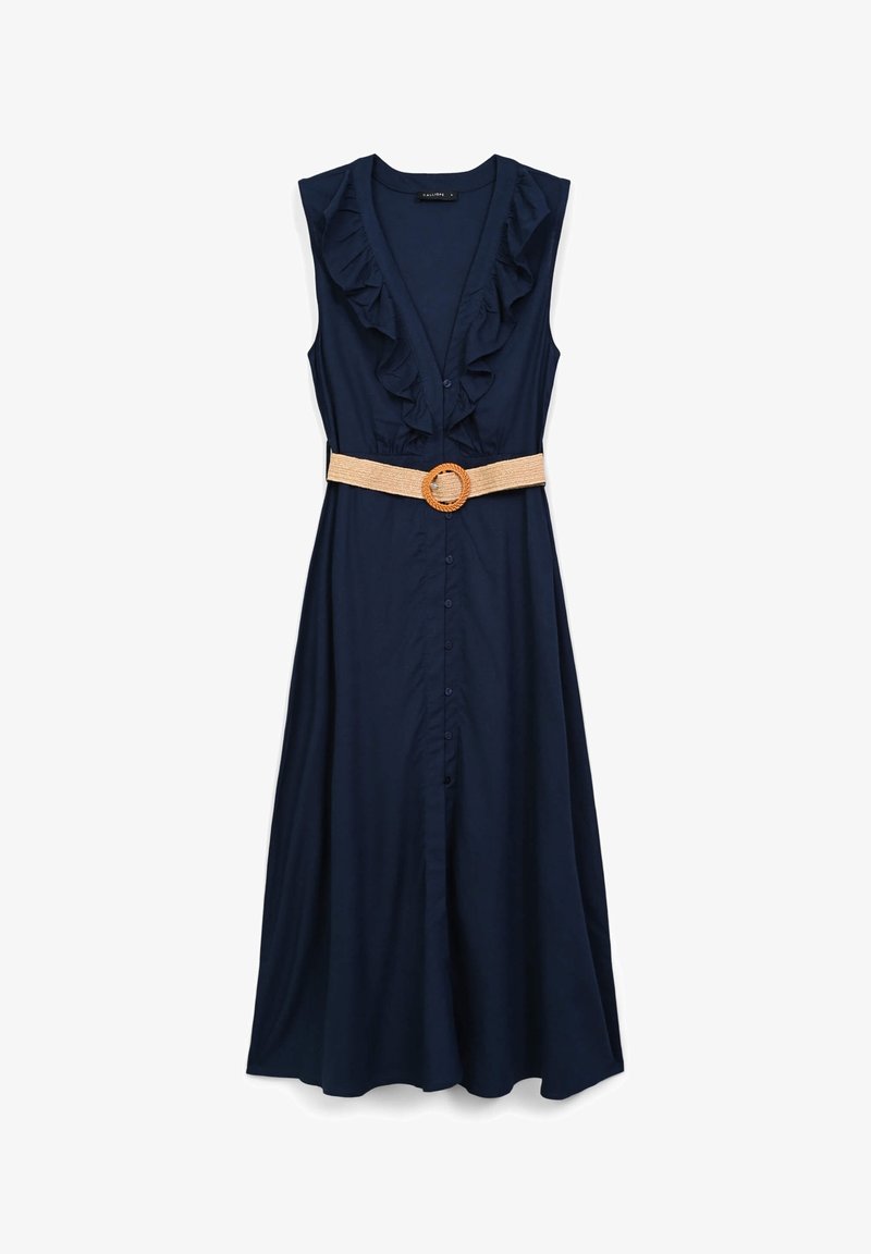 Abito senza maniche blu navy con scollatura a volant, apertura con bottoni e cintura beige strutturata con una fibbia circolare.