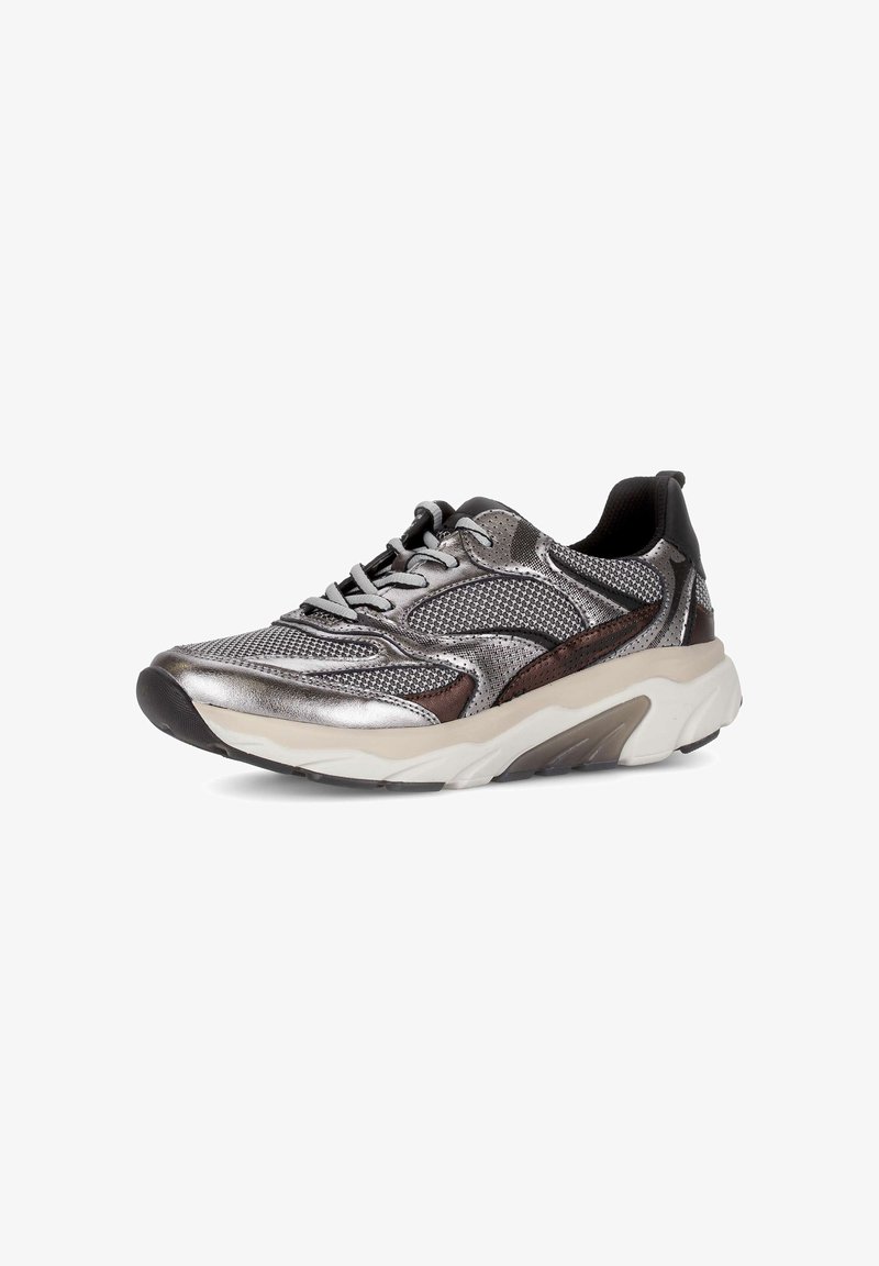 Heren sneaker met een metallic zilver en zwart bovenwerk, mesh-textuur, gevoerde kraag, witte tussenzool en zwarte rubberen buitenzool.