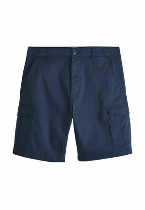 Granatowe szorty typu cargo z przednim guzikiem, bocznymi kieszeniami oraz patkami na kieszeniach na każdej nodze, ułożone płasko na białym tle.