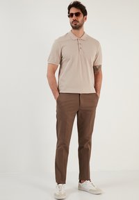 Buratti REGULAR FIT - Nohavice - mink