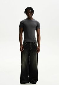 Bershka SLIM FIT SHORT SLEEVE WITH SEAM DETAILS - T-shirts basic - grey