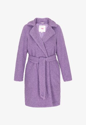 Accappatoio viola con un tessuto morbido e strutturato, maniche lunghe, colletto e una cintura coordinata in vita. Presenta un design semplice e non decorato.