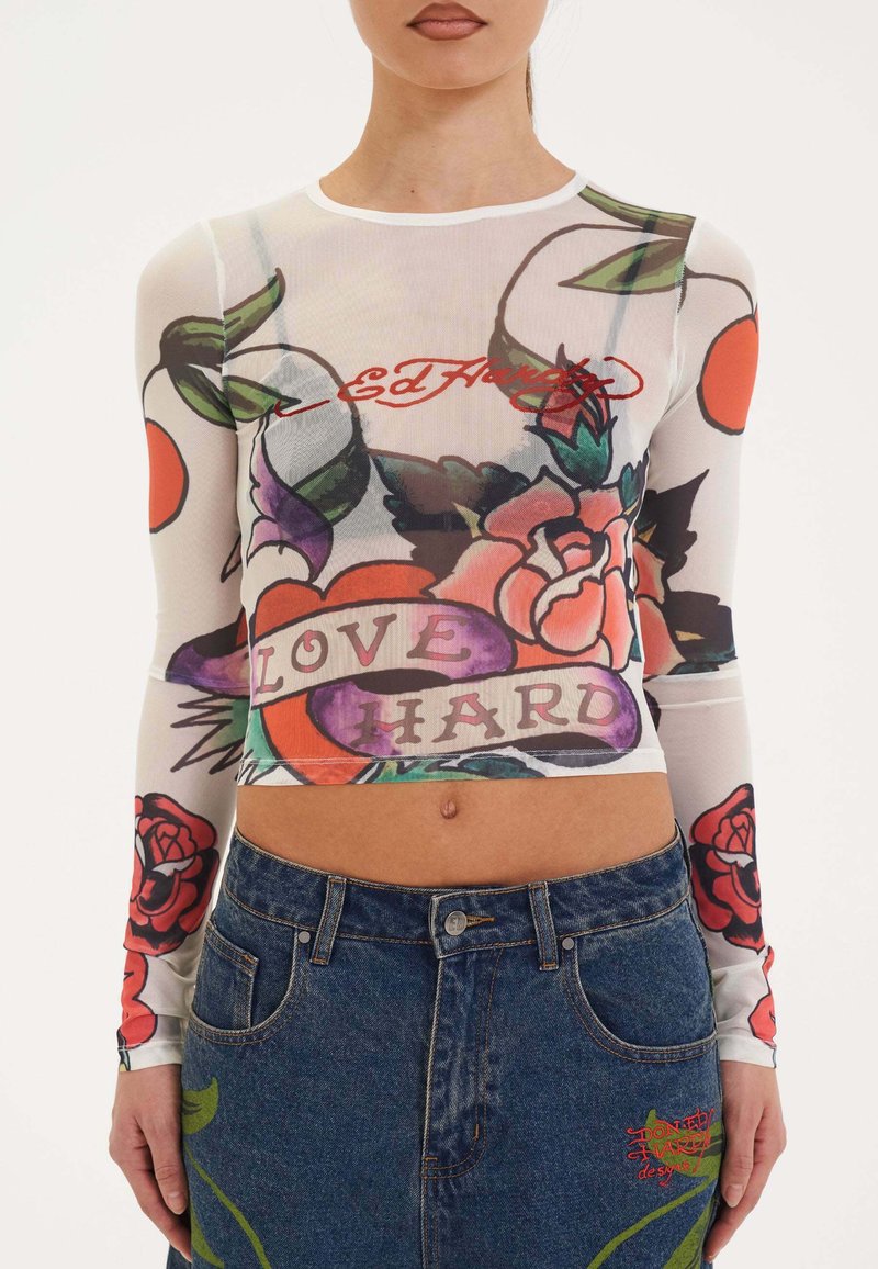 Durchsichtige weiße Langarm-Crop-Top mit buntem Blumenmuster und dem Text "LOVE HARD", runden Ausschnitt und enganliegender Passform.