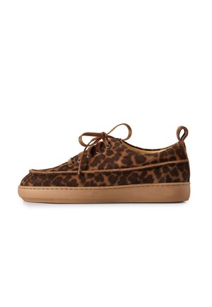 Zapatilla de ante marrón con estampado de leopardo, puntera redonda, cierre con cordones y suela de goma marrón claro, mostrada de lado sobre un fondo blanco.