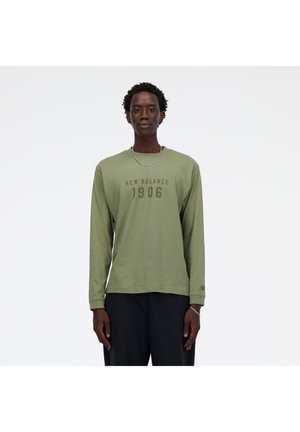 New Balance, ICONIC COLLEGIATE GRAPHIC - Long sleeved top - dark olivine