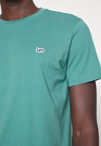 Lee PATCH LOGO TEE - T-shirt básica - monaco