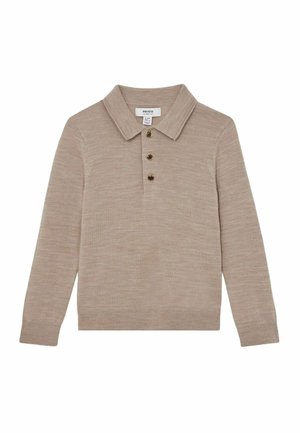 Polo beige à manches longues en tissu doux, avec un col classique, une patte de boutonnage à trois boutons et des poignets côtelés. Design simple et texturé.
