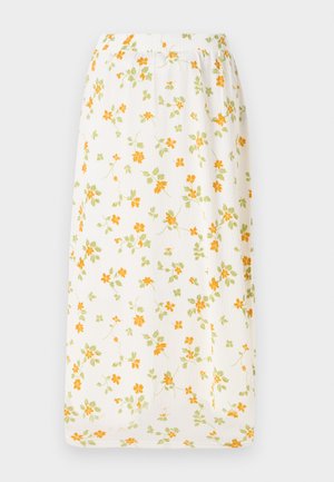 Floral lange rok van lichtgewicht stof, witte basis met verspreide oranje en groene bloemen, elastische tailleband, luchtig ontwerp.