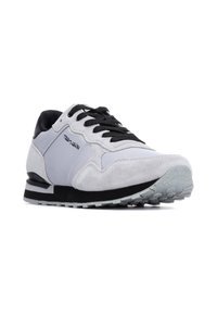 Zapatillas de ante y sintéticas en gris claro con acentos negros, paneles texturizados, cierre con cordones y suela de goma estampada.