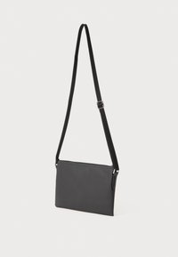 Borsa a tracolla rettangolare nera con tracolla regolabile e chiusura a zip, mostrata su uno sfondo bianco.