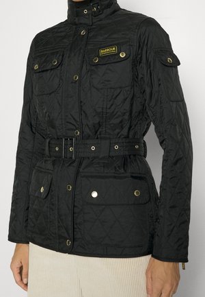 Veste matelassée noire avec ceinture, poches à rabat boutonnées sur la poitrine, la taille et la manche, et écusson du logo Barbour International sur la poche poitrine.