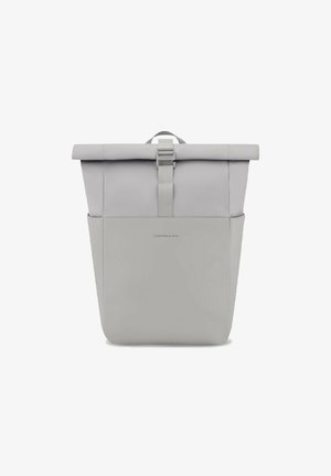 Zaino grigio con apertura a rullo, realizzato in tessuto con una base liscia. Presenta una cinghia frontale con fibbia e un logo sulla parte inferiore.