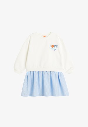 Biały sweter z ribbowanym dekoltem i niebieskim haftem "LOVE". Niebieska i biała w paski spódnica w kształcie dzwonu przymocowana w pasie.