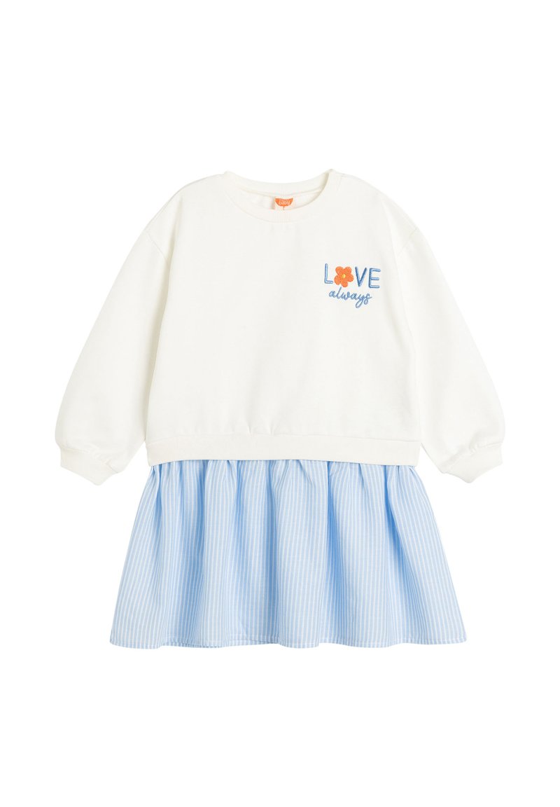Vit sweatshirt med ribbat halsringning och blå broderad text "LOVE". Blå och vit randig utsvängd kjol fäst vid midjan.