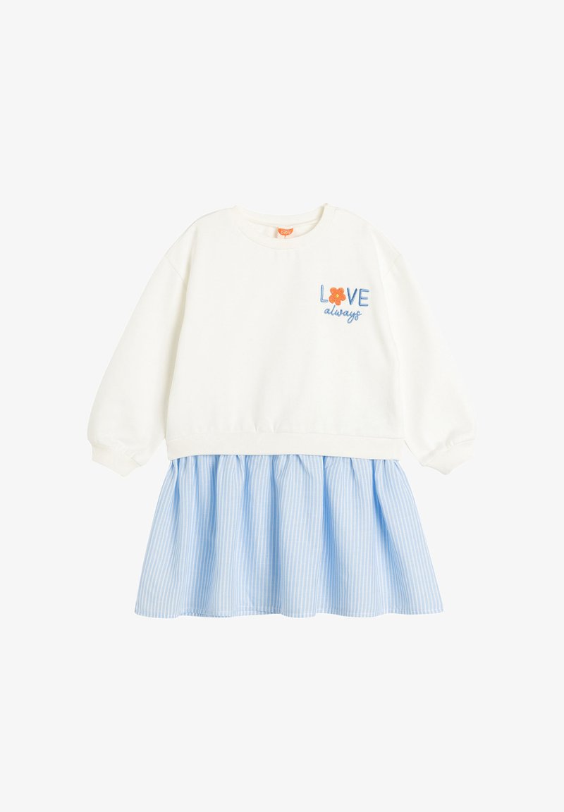 Sweatshirt blanc avec encolure côtelée et texte "LOVE" brodé en bleu. Jupe évasée rayée bleue et blanche attachée à la taille.