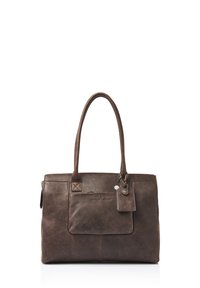 Bolso tote de cuero marrón con acabado texturizado. Cuenta con un bolsillo frontal y una etiqueta, dos asas y un compartimento principal espacioso.