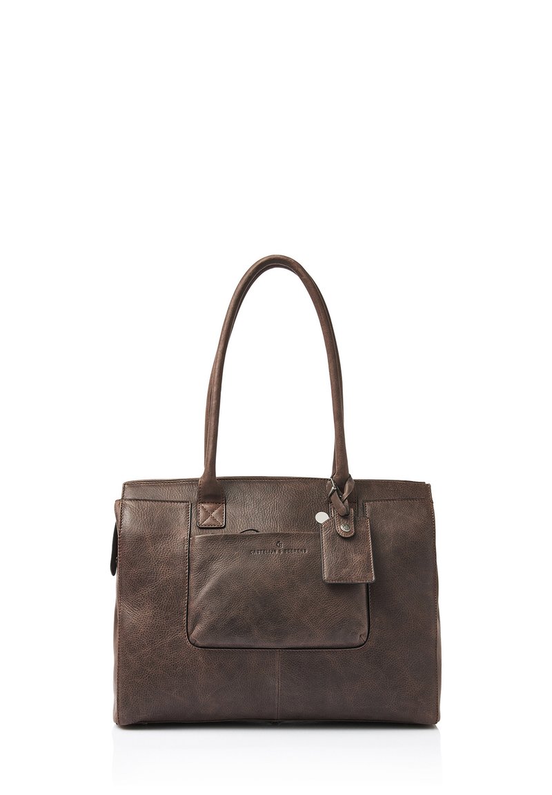 Bolso tote de cuero marrón con acabado texturizado. Cuenta con un bolsillo frontal y una etiqueta, dos asas y un compartimento principal espacioso.