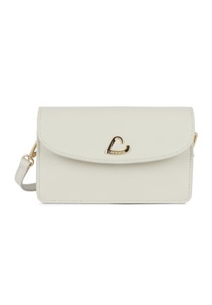 Sac à bandoulière couleur crème avec un rabat incurvé et une fermeture en forme de cœur doré, comprenant une bandoulière amovible avec des finitions dorées.