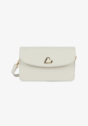 Sac à bandoulière couleur crème avec un rabat incurvé et une fermeture en forme de cœur doré, comprenant une bandoulière amovible avec des finitions dorées.