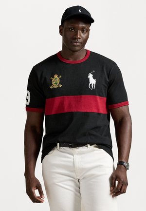 BIG PONY 20TH ANNIVERSARY CREST T-SHIRT - Tricou cu imprimeu - polo black/holiday red