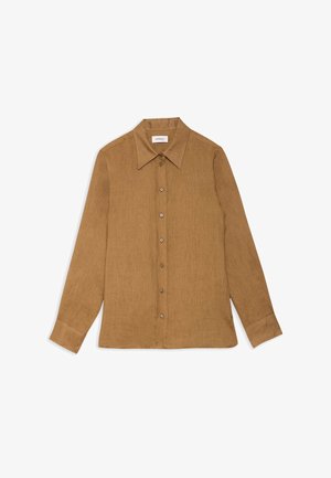 Chemise marron à manches longues avec boutons et col pointu, étalée à plat sur un fond blanc.