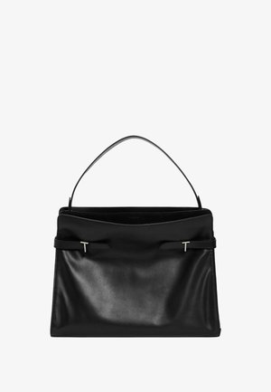 Schwarze Lederhandtasche mit strukturiertem Design, ausgestattet mit einem oberen Griff, zwei Lederriemen und silbernen Beschlägen. Glatte Textur.