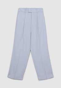 Pantaloni ampi color azzurro con frontale plissettato, cintura aderente e polsini svasati. Realizzati in un tessuto liscio e strutturato.