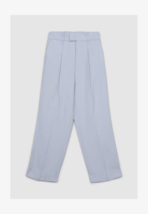 Pantaloni azzurri con pieghe, gambe larghe e orli risvoltati. Presentano una cintura con passanti e una texture del tessuto liscia.