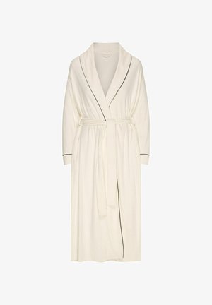 Biała szata z kołnierzem szalowym i rękawami o długości trzech ćwierć, z czarnym kontrastowym wykończeniem oraz dopasowanym paskiem w talii. Miękka tekstura materiału.