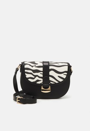 Crossbodytas met een zwarte basis en een zwart-witte zebraprintklep. Voorzien van gouden hardware en een verstelbare riem.