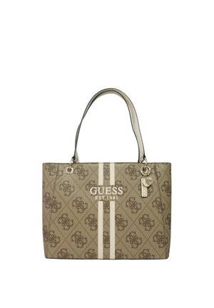 Borsa a tracolla marrone con strisce bianche che presenta in modo prominente il logo "GUESS EST 1981". Include un charm in metallo e due manici robusti.