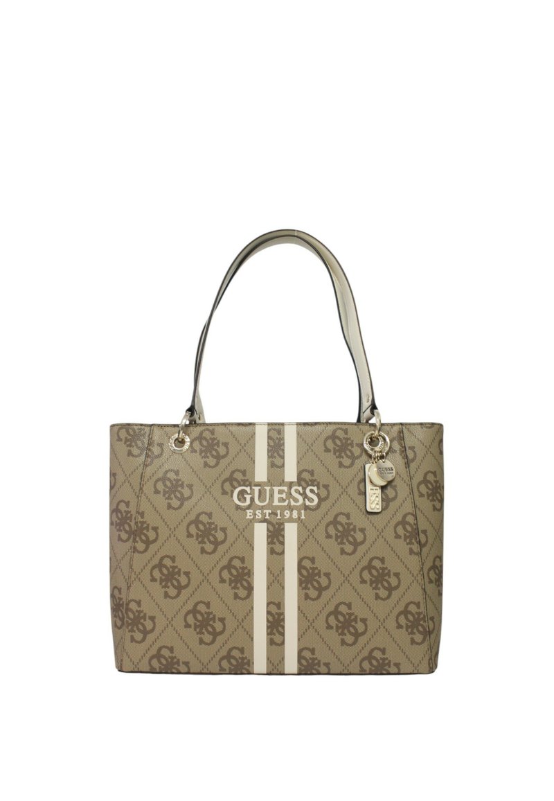 Borsa a tracolla marrone con strisce bianche che presenta in modo prominente il logo "GUESS EST 1981". Include un charm in metallo e due manici robusti.