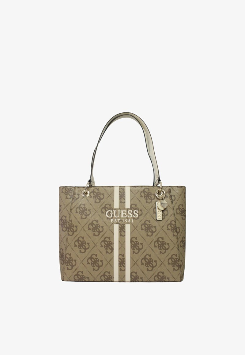 Borsa a tracolla marrone con strisce bianche che presenta in modo prominente il logo "GUESS EST 1981". Include un charm in metallo e due manici robusti.