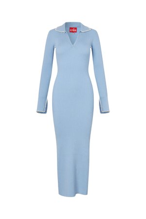 Robe midi en maille côtelée bleu clair à manches longues avec col en V, bordure en perles sur le col et les poignets, silhouette ajustée.