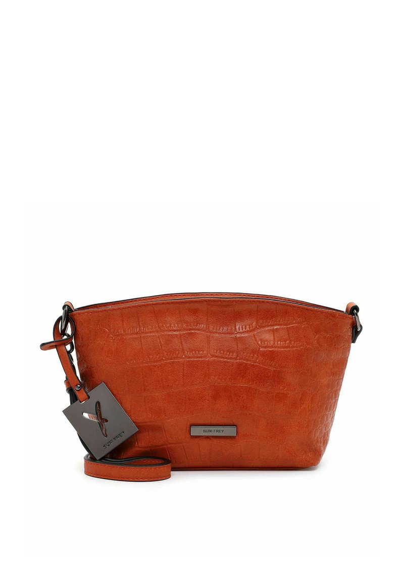 Bolso de mano de imitación piel naranja con textura de cocodrilo, cierre de cremallera y correa ajustable. Presenta una etiqueta con logo y acentos de hardware metálico.