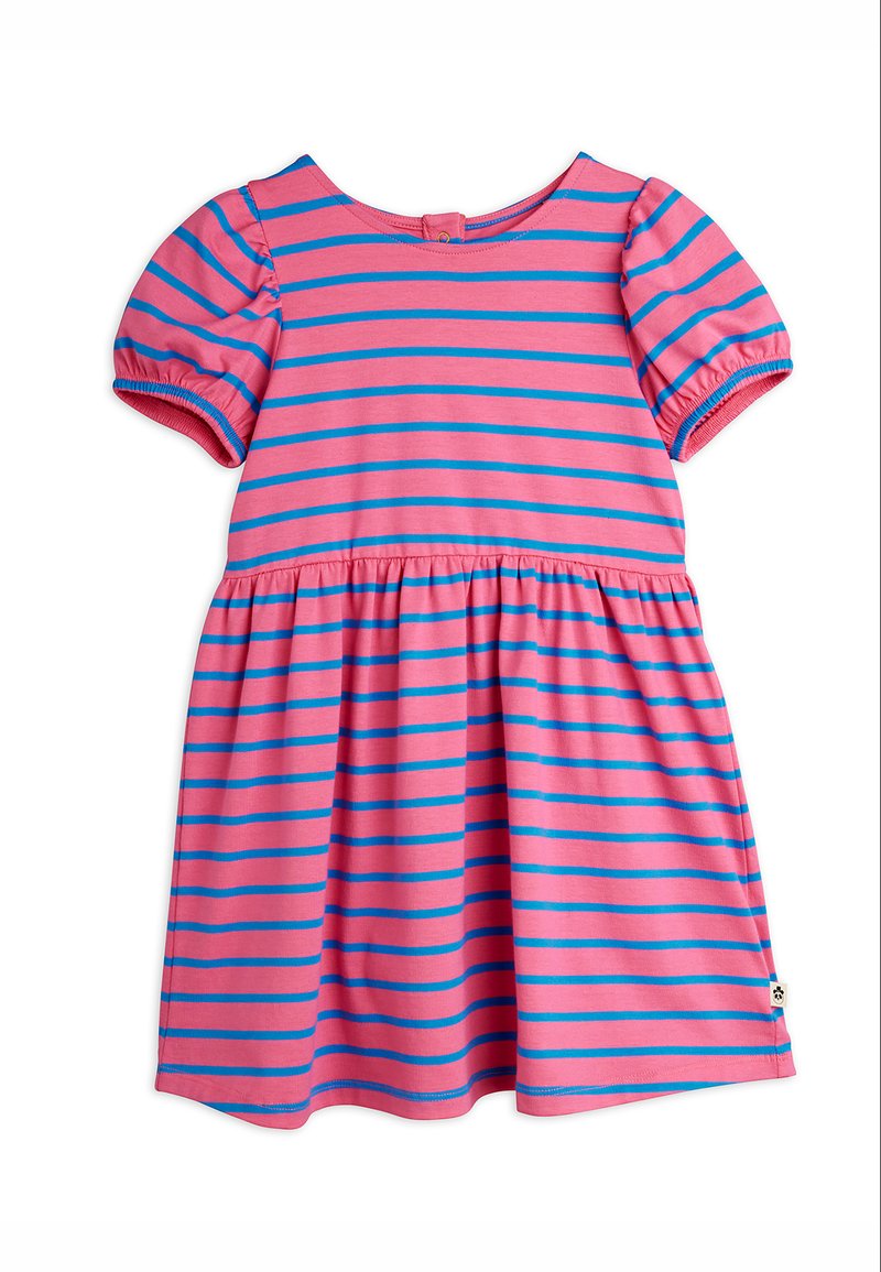 Robe rose pour tout-petit avec rayures horizontales bleues, manches courtes bouffantes, taille froncée et fermeture par boutons au dos.