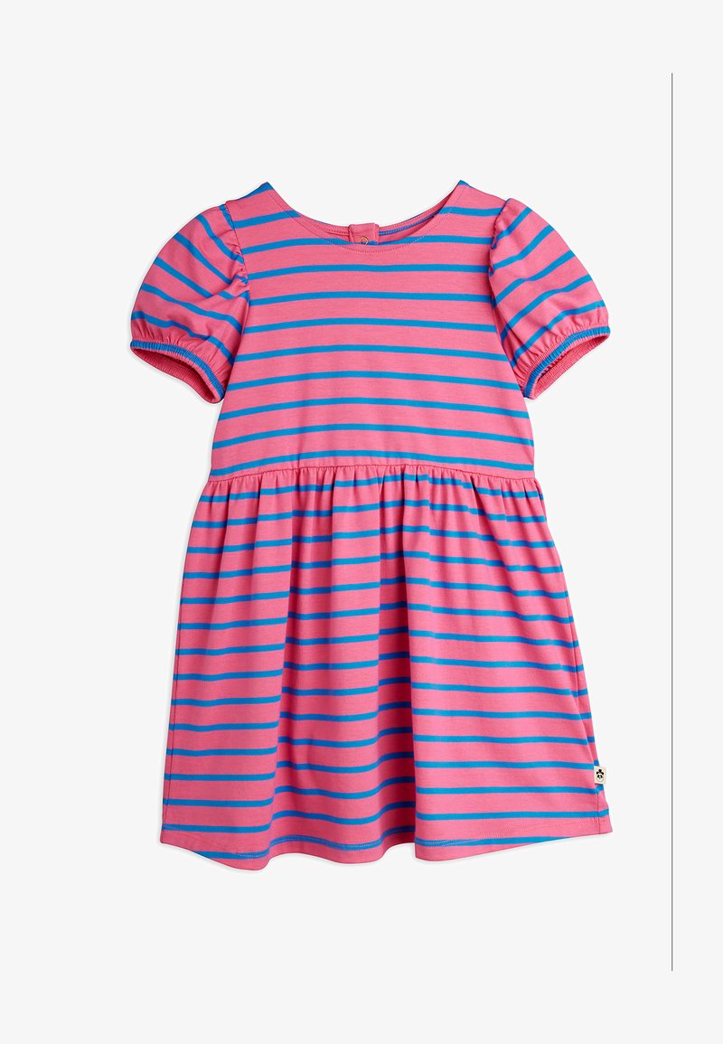 Robe rose pour tout-petit avec rayures horizontales bleues, manches courtes bouffantes, taille froncée et fermeture par boutons au dos.