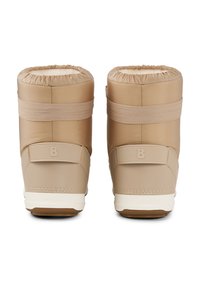 Beżowe, wodoodporne buty z elastycznymi mankietami i detalami na paskach. Gładka, syntetyczna cholewka, wyściełana podszewka i kontrastujące białe podeszwy.