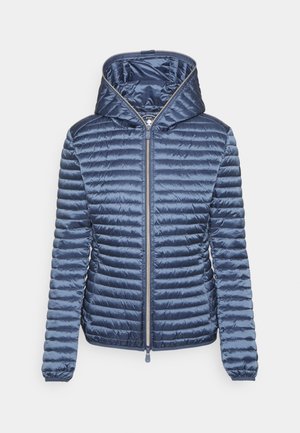 Veste matelassée bleu marine avec quilting horizontal, fermeture zippée à l'avant et capuche attachée. Confectionnée en tissu nylon brillant avec des poignets élastiques.