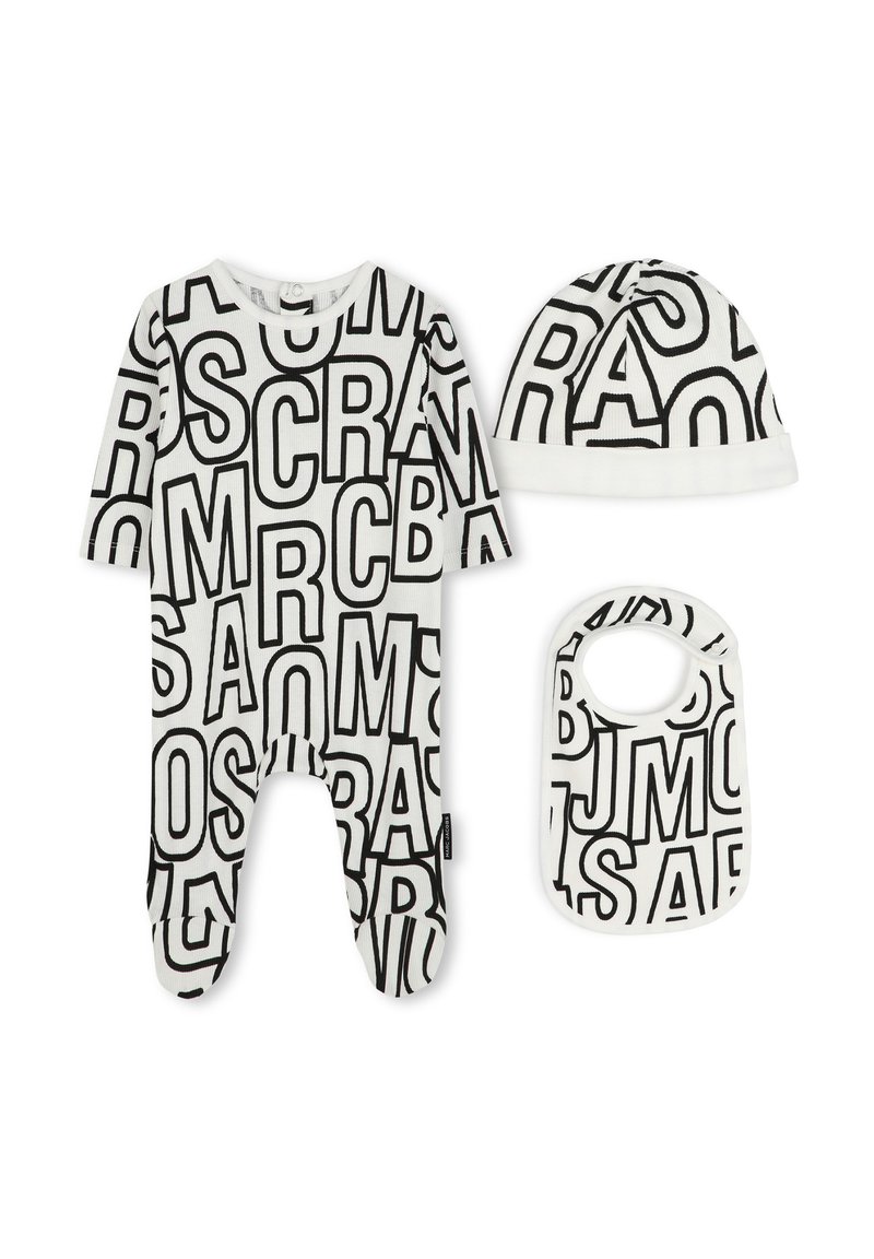 Ensemble pour bébé comprenant un body à manches longues, un bonnet et un bavoir. Blanc avec de grandes lettres noires. Tissu doux, texture côtelée, bords élastiques.