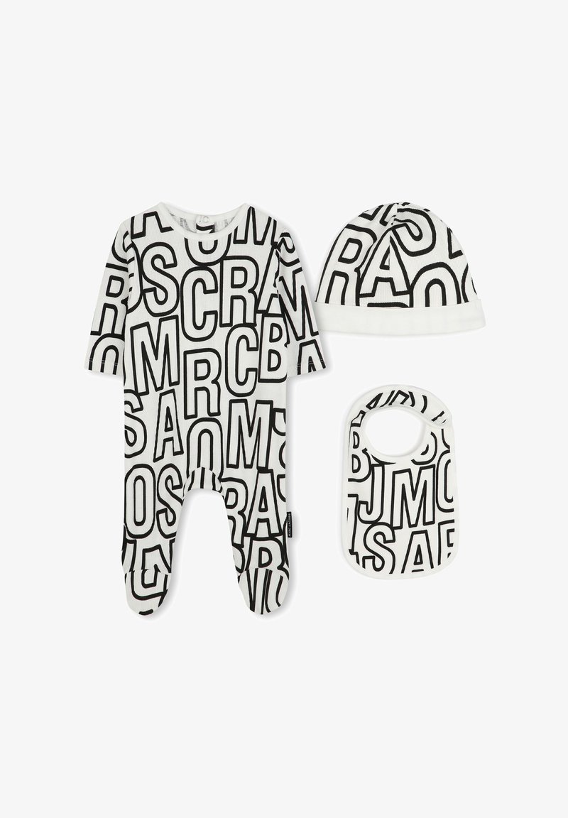 Ensemble pour bébé comprenant un body à manches longues, un bonnet et un bavoir. Blanc avec de grandes lettres noires. Tissu doux, texture côtelée, bords élastiques.